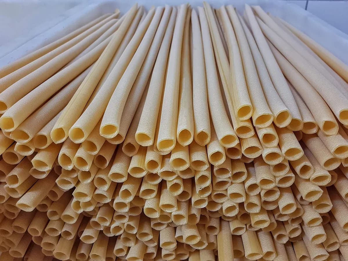 청동 다이로 압출된 파스타의 거친 표면 클로즈업