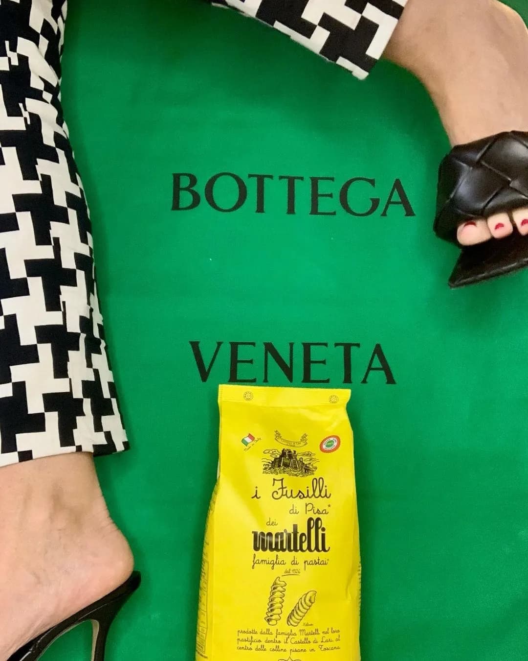 보테가 베네타 매장에 디스플레이된 마르텔리 파스타