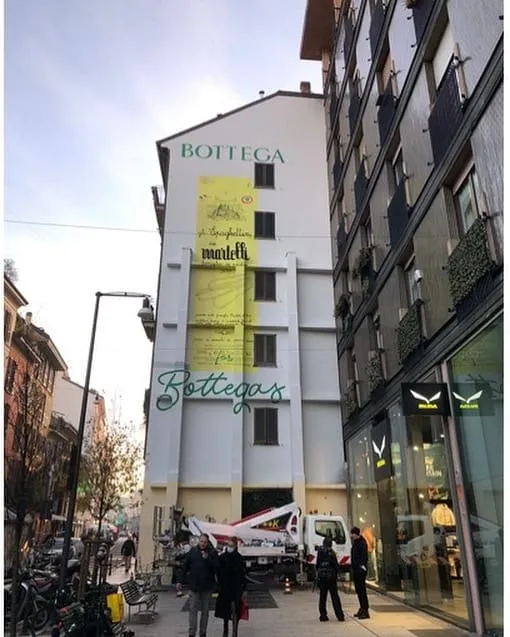 보테가 베네타 매장의 마르텔리 파스타 디스플레이